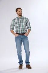 Pantalón de jean clásico de pierna recta y tiro medio, color azul.