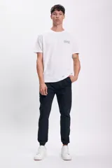 Pantalón jogger negro con puños elásticos.