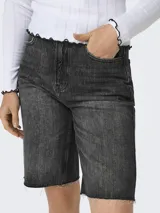 Shorts de jean largos color negro con lavado gastado, de corte recto y tiro medio.
