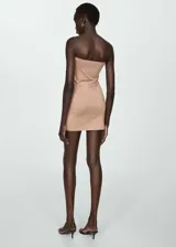 Minivestido strapless color beige, de corte ajustado y tejido elástico.
