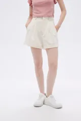 Short negro de vestir con pinzas, tiro alto y ruedo con dobladillo.