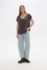 Remera blanca de manga corta, cuello en V y corte holgado.