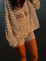 Campera rayada de estilo vintage, confeccionada en tejido suave y elastizado con serigrafía "ARDIDO" en el pecho. Cuenta con cierre frontal y calce cómodo.