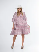 Maxi vestido de tela liviana con cuello mao y volados.