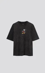 Remera negra con efecto nevado, cuello redondo y calce oversize. Estampado frontal de Mickey Mouse con una patineta.