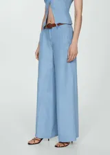 Pantalón celeste de lyocell, corte wide leg, tiro medio, con trabillas, bolsillos laterales y traseros.