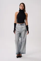 Pantalón de jean celeste con efecto desgastado, corte ancho, tiro alto y largo hasta los tobillos.