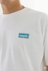 Remera blanca de algodón con estampado en el frente y espalda con imágenes de la banda Oasis y referencias a sus canciones y álbumes.