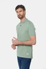 Remera polo piqué lisa color salmón, con cuello en rib y botones personalizados.