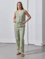 Pantalón verde claro de lino, marca Alex & Jordan. Tiene pretina ancha con lazo de ajuste y bolsillos verticales delanteros.