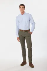 Pantalón clásico de gabardina en color verde militar, con spandex, corte slim fit y tiro medio.