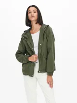 Chaqueta corta en color verde militar, con capucha, mangas largas y bolsillos frontales.