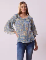 Blusa Zac & Rachel estampada, de gasa, con cuello redondo fruncido y mangas 3/4 amplias con volados.