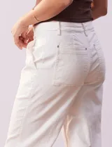 Pantalón jean wide leg color blanco, marca Zac & Rachel. Tiro alto, pretina con pasadores, botón y cierre. Bolsillos en delantera y trasera.