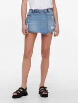 Short pollera de jean celeste con efecto lavado y detalles rotos.