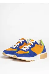 Zapatillas deportivas de gamuza color verde agua y fucsia, con detalles en naranja y suela gruesa blanca con base color caramelo.