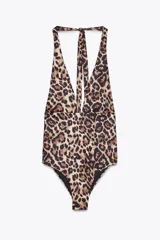 Bañador enterizo con estampado de leopardo, copas extraíbles, cuello halter con lazada y escote pico pronunciado.