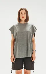 Remera gris de corte amplio con cuello redondo y mangas cortas.