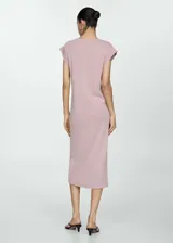 Vestido midi gris con mangas cortas y corte recto.