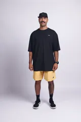 Short de baño amarillo liso con cintura elástica, bolsillos laterales y trasero con velcro, suspensor interno y etiqueta en el frente.