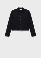 Chaqueta negra de punto fino con cuello mao, diseño recto, cierre delantero con botones efecto joya y manga larga.