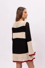 Minivestido tejido a crochet con rayas horizontales en color crudo y negro, con mangas acampanadas y terminaciones en color bordó.