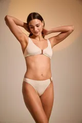 Top de bikini negro con escote en V y detalle de metal dorado en el centro.