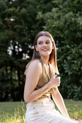 Top dorado de lurex con cuello drapeado y espalda descubierta.