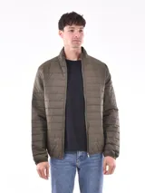 Campera acolchada color verde militar, con cuello mao y cierre frontal con cremallera.