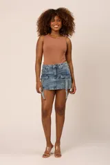 Short pollera de jean azul con bolsillos cargo y detalle de cintas colgantes.