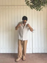 Pantalón de lino color camel, de corte ancho y relajado, con cintura elastizada y cordón ajustable.