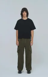 Pantalón cargo de corderoy color verde militar, corte regular y seis bolsillos.