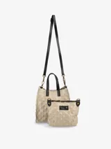 Cartera de cuero color marrón con textura en relieve, doble asa corta negra y correa larga negra desmontable. Incluye un mini neceser desmontable en su interior.