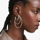 Aros colgantes con forma de espiral, con aros bañados en tono oro y aros con baño de rodio, adornados con Swarovski Zirconias transparentes.