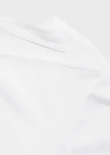 Camiseta blanca de manga larga con cuello barco.