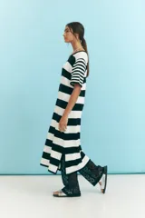 Vestido largo de algodón con rayas horizontales blancas y negras, cuello redondo y mangas cortas.