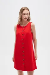 Vestido blanco de lino, corte entallado, con botones frontales, cuello a la base y breteles anchos.
