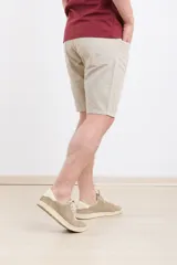 Bermuda verde militar de corte regular con cinco bolsillos, confeccionada en algodón con lavado.