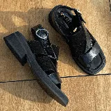 Sandalias negras de cuero vacuno, con plataforma de goma micro forrada en cuero, punta cuadrada y tiras anchas cruzadas sobre el empeine.