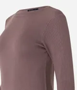 Suéter de punto color verde, con cuello barco, mangas largas y textura acanalada.