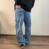 Pantalón jean celeste de corte holgado con bolsillos cargo laterales.