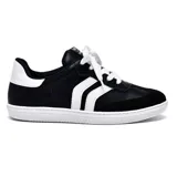 Championes deportivos de cuero sintético negro con detalles en blanco, suela blanca y cordones blancos.
