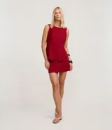 Minifalda roja de viscosa y lino, corte recto, con detalle de bolsillo falso en la parte delantera.