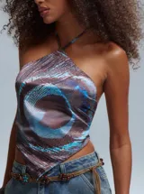 Top marrón con estampado abstracto en tonos azules, con tiras para atar en el cuello y la espalda.