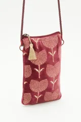 Bolso pequeño tipo cartera porta celular confeccionado en terciopelo color borgoña, con diseño bordado de tulipanes dorados. Tiene acceso superior con cierre y tirante en hilo metalizado, más cordón largo que permite colgarlo al cuerpo.