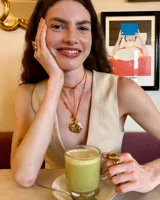 Anillo dorado con diseño irregular y macizo.