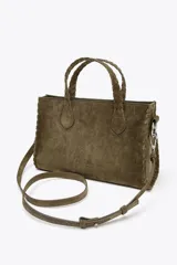 Bolso tipo city bag color verde oliva, confeccionado en cuero serraje. Tiene doble asa de mano trenzada y asa bandolera extraíble. Incluye detalles metálicos laterales y bolsillo interior con cremallera.