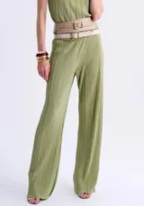 Pantalón de vestir verde oliva, de corte palazzo y textura plisada.