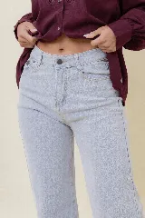 Jean de corte wide leg en color azul medio, con tiro medio, diseño de pierna amplia y fluida, y cinco bolsillos funcionales.