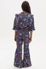 Pantalón de lino con estampado floral, tiro alto y corte flare.